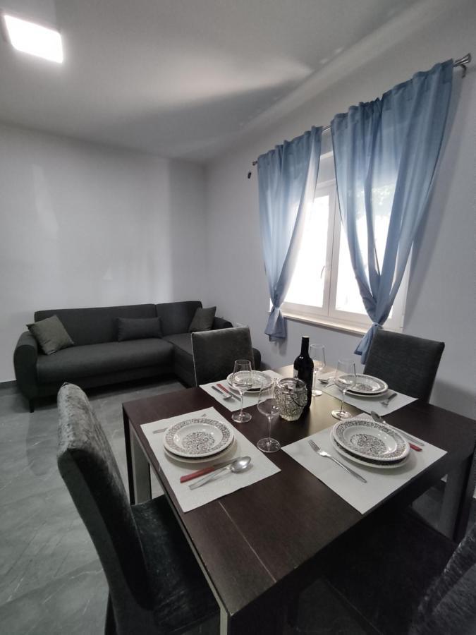 Apartman Lu Jesenice (Split-Dalmatia) Exterior foto